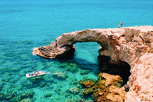 Naturlig stenbåge vid kusten i Ayia Napa, Cypern, känd som Love Bridge.